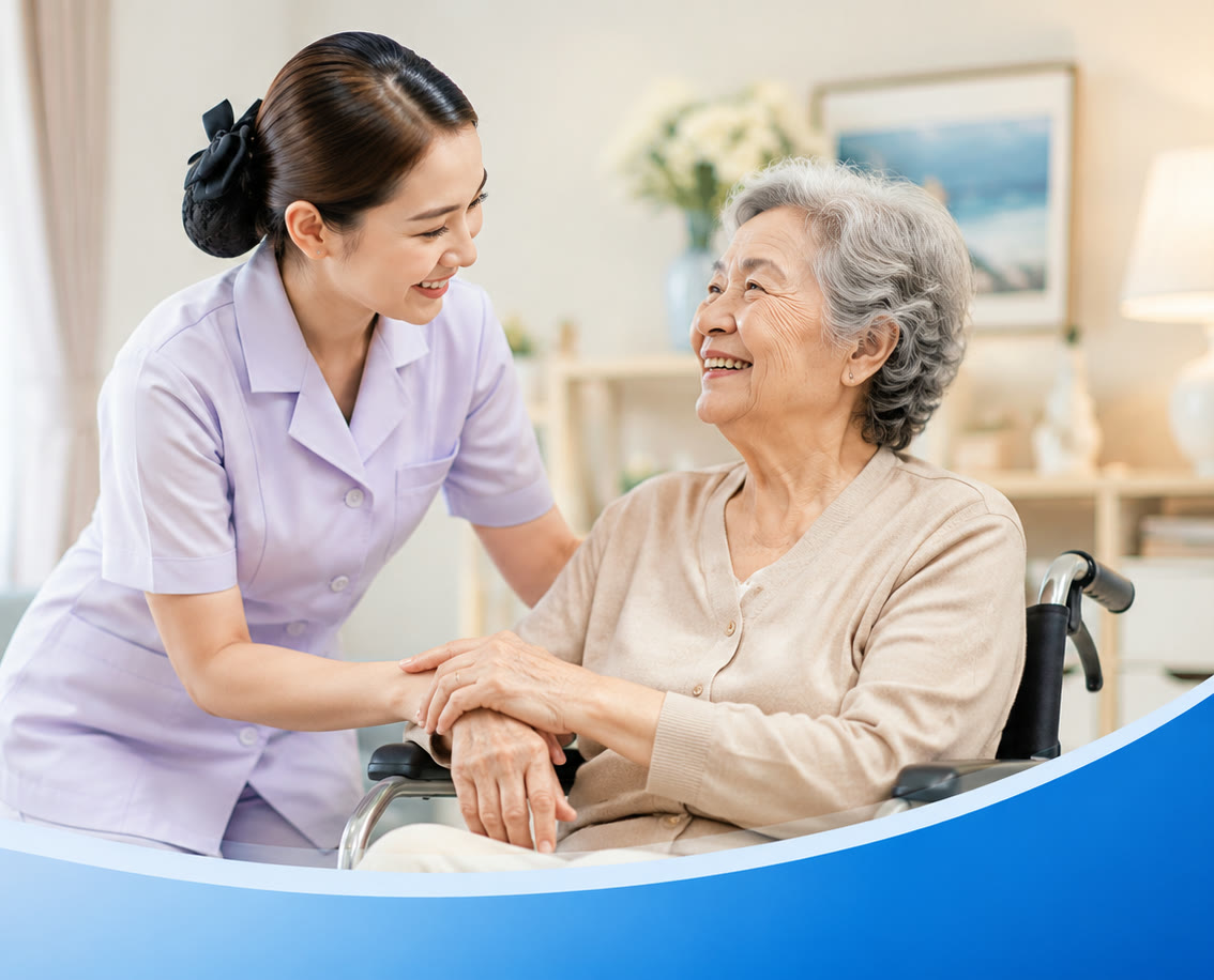 พยาบาลจับมือพูดคุยกับผู้สูงอายุที่นั่งรถเข็นในห้องนั่งเล่นที่มีแสงธรรมชาติ