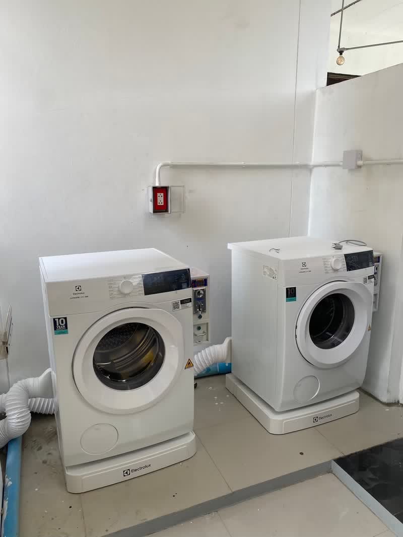 เครื่องซักผ้าและเครื่องอบผ้า Electrolux ฝาหน้า ติดตั้งคู่กันในห้องซักผ้า