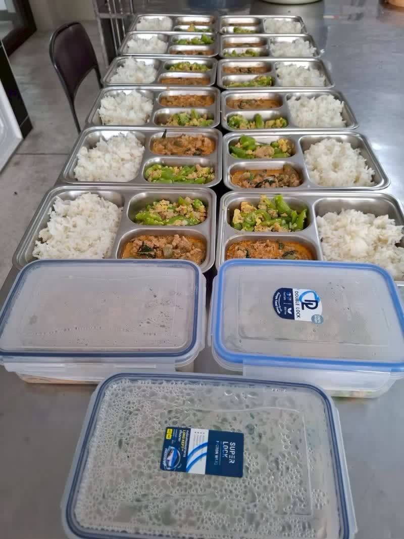 ถาดอาหารข้าวสวยพร้อมกล่องอาหารเหลวปิดฝาสำหรับผู้ที่ให้อาหารทางสายยาง