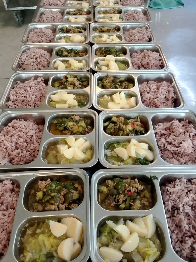 ถาดอาหารข้าวกล้องไรซ์เบอร์รี ผัดมะเขือยาวหมูสับ และแกงจืดเต้าหู้ผักกาดขาว