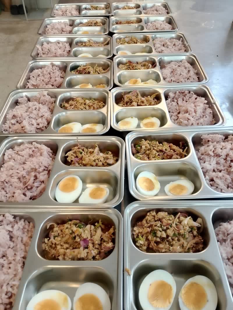 ถาดอาหารข้าวกล้องไรซ์เบอร์รี ลาบไก่ และไข่ต้มผ่าซีกสองซีก