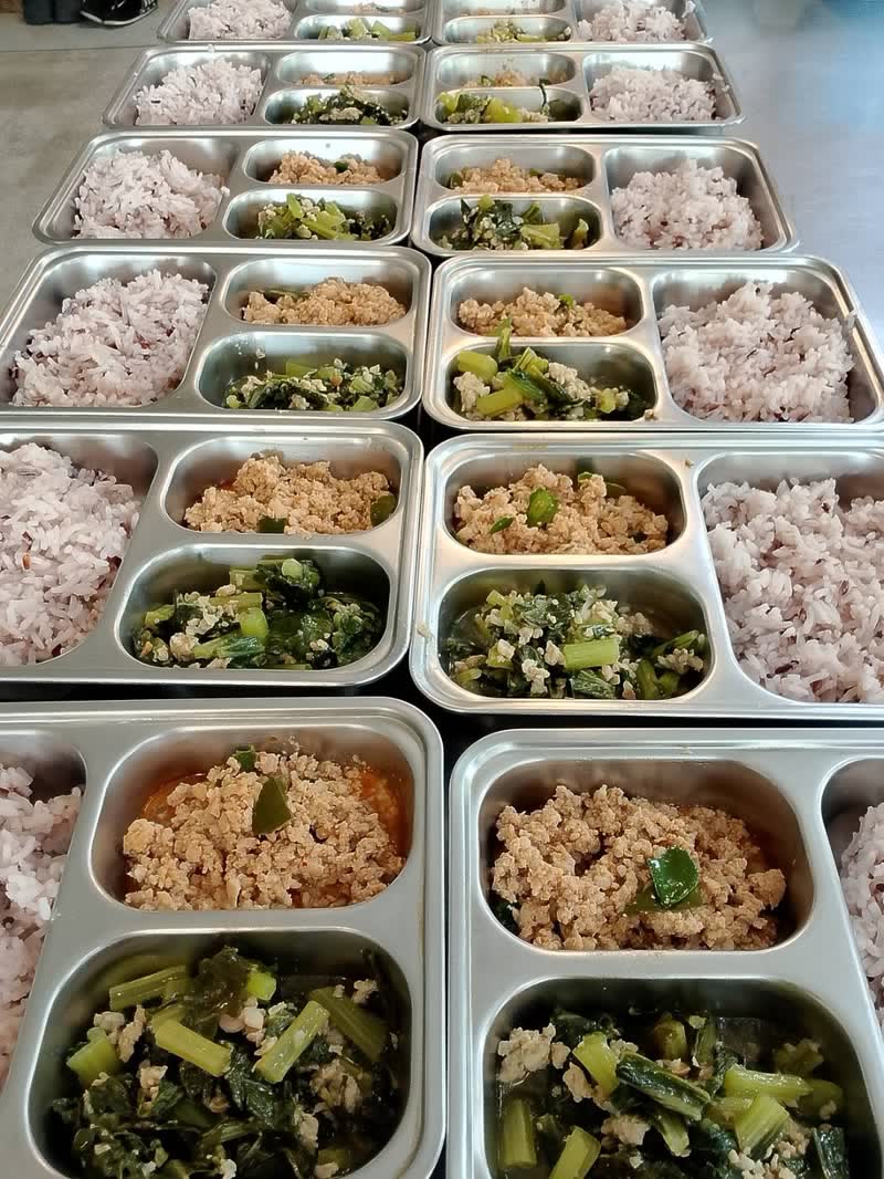 ถาดอาหารข้าวกล้องไรซ์เบอร์รี ผัดหมูสับ และผัดผักใบเขียวหมูสับ