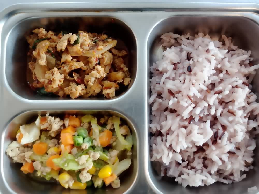 ถาดอาหารรายบุคคล ข้าวกล้อง ผัดกะเพราไก่ และผัดผักรวม