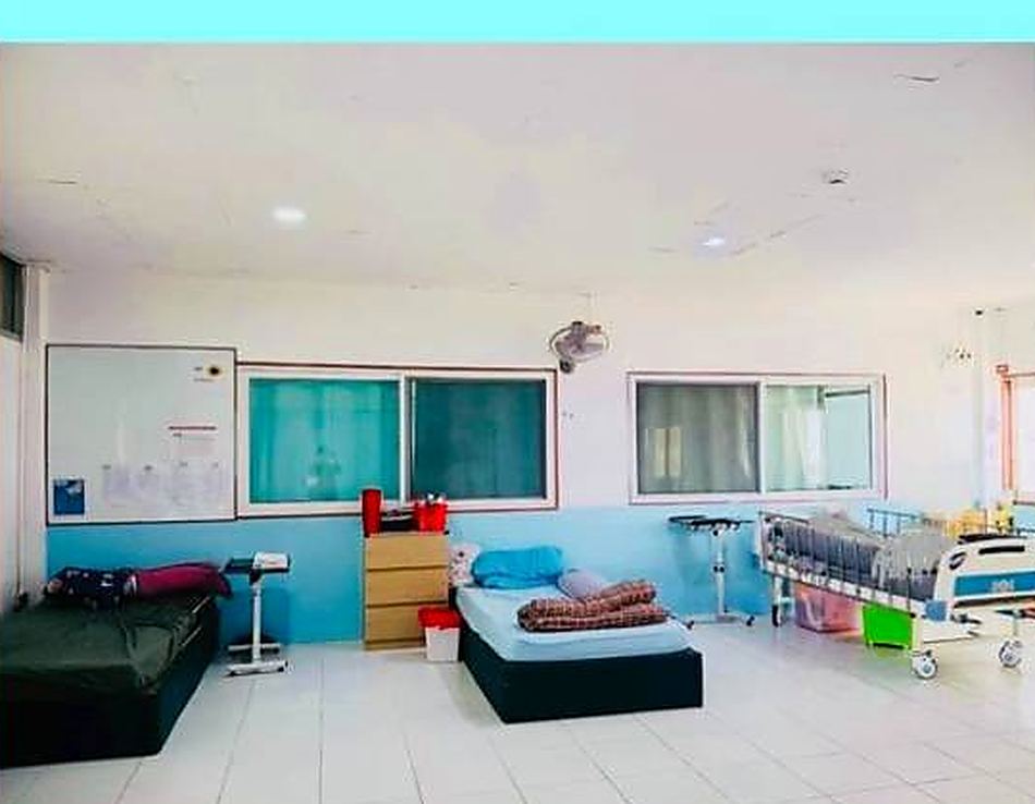 ห้องพักผู้สูงอายุ มีเตียง ตู้เก็บของ และหน้าต่างรับแสงธรรมชาติ